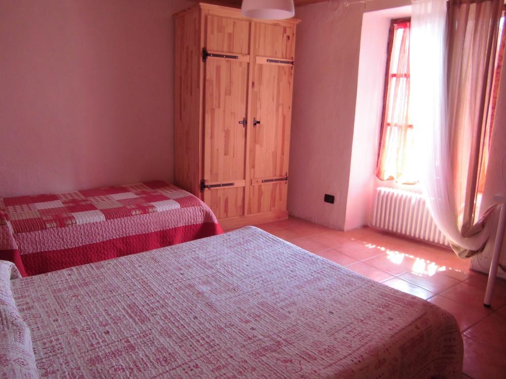 La Casa Antica Bed and Breakfast Pont-Saint-Martin Rum bild